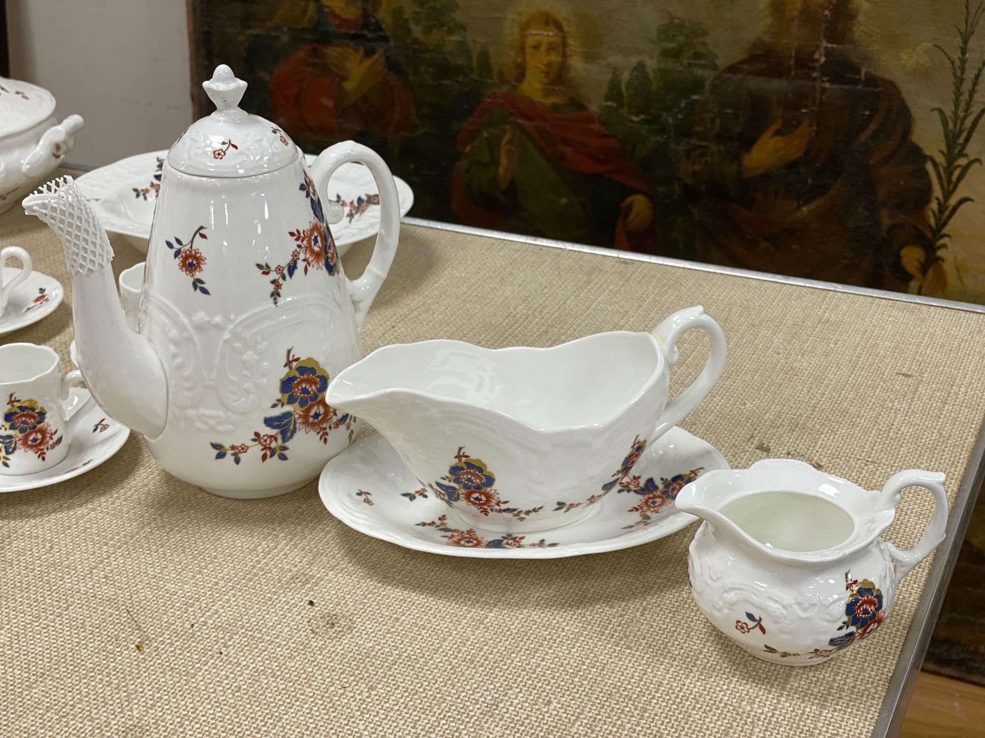 A Coalport St Louis pattern dinner service (8)